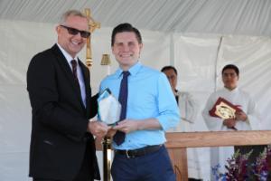Sean Griffin receives the alumni award